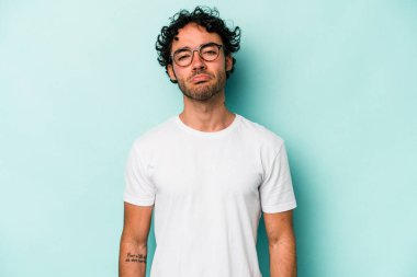 Beyaz arka planda soyutlanmış beyaz bir adam üzgün, ciddi bir yüz, mutsuz ve hoşnutsuz..