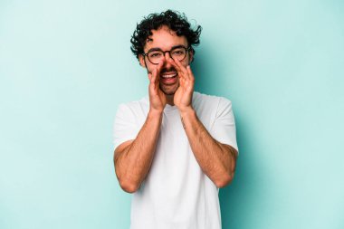 Beyaz arka planda izole edilmiş genç beyaz bir adam bir dedikodu söylüyor, bir haber sunuyor..