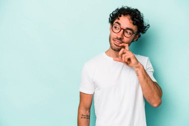 Beyaz arka planda izole edilmiş genç beyaz bir adam rahatlamış bir şeyin fotokopi odasına baktığını düşünüyor..