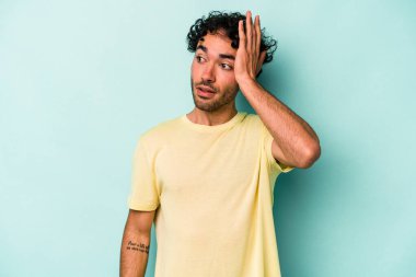 Beyaz arka planda izole genç beyaz adam şok, o önemli bir toplantı hatırladı.