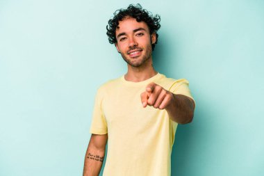 Beyaz arka planda soyutlanmış beyaz tenli genç adam öne bakan neşeli gülümsemeler..