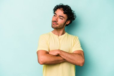 Beyaz arka planda izole edilmiş genç beyaz adam hedeflere ve amaçlara ulaşmayı hayal ediyor.