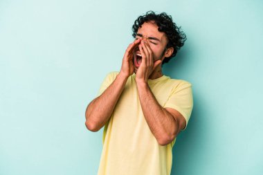 Beyaz arka planda izole edilmiş beyaz bir adam heyecanlı bir şekilde bağırıyor..