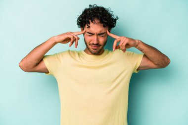 Beyaz arka planda izole edilmiş genç beyaz bir adam bir göreve odaklanmış, işaret parmaklarını işaret ediyor..