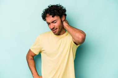 Beyaz arka planda izole edilmiş genç beyaz bir adam sabit yaşam tarzından dolayı boyun ağrısı çekiyor..