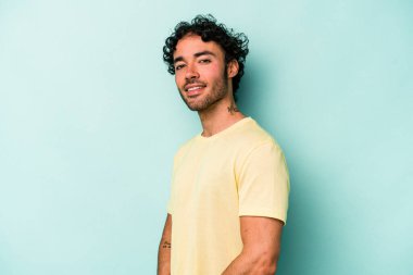 Beyaz arka planda izole edilmiş beyaz bir adam. Kendine güveniyor. Kalçaları tutuyor..