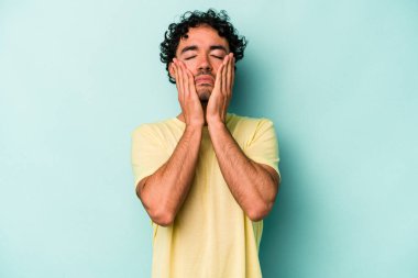 Beyaz arka planda ağlayan ve sızlanan beyaz tenli genç bir adam var..