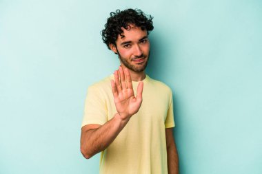 Beyaz arka planda izole edilmiş genç beyaz bir adam tiksinti belirtisi gösteren birini reddediyor..