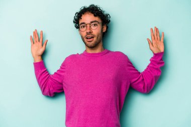 Beyaz arka planda izole genç beyaz adam yakın bir tehlike nedeniyle şoka uğruyor