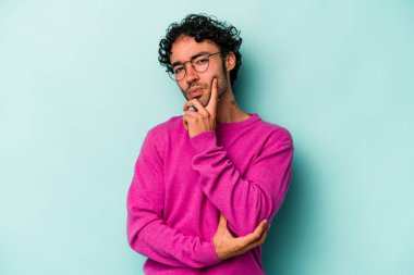 Beyaz arka planda izole edilmiş genç beyaz bir adam bir strateji planlıyor, bir iş yolu düşünüyor..