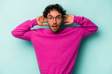 Beyaz arka planda izole olmuş genç beyaz bir adam çığlık atıyor, çok heyecanlı, tutkulu, bir şeyden memnun..