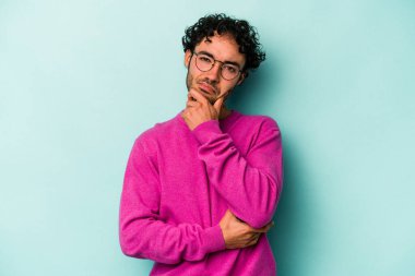 Beyaz arka planda soyutlanmış genç beyaz bir adam düşünüyor ve yukarı bakıyor, yansıtıyor, düşünüyor, hayal kuruyor..