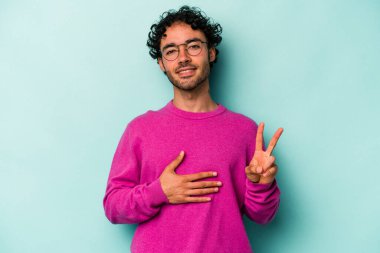 Beyaz arka planda izole edilmiş genç beyaz adam yemin ediyor, elini göğsüne koyuyor..