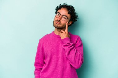 Beyaz arka planda izole edilmiş beyaz bir adam ağlıyor, bir şeyden memnun değil, acı ve kafa karışıklığı konsepti..