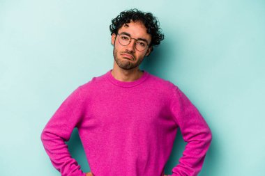 Beyaz arka planda soyutlanmış beyaz bir adam üzgün, ciddi bir yüz, mutsuz ve hoşnutsuz..