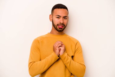 Beyaz arka planda izole edilmiş genç İspanyol adam korkmuş ve korkmuş..