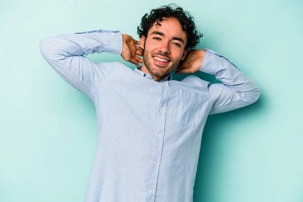 Beyaz arka planda izole edilmiş genç beyaz adam kollarını uzatıyor, rahat bir konumda..