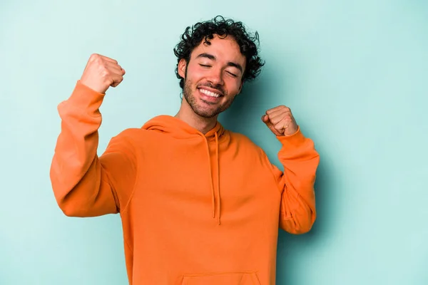 Giovane Uomo Caucasico Isolato Sfondo Bianco Che Celebra Giorno Speciale — Foto Stock