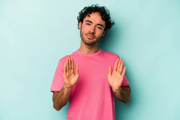 Giovane Uomo Caucasico Isolato Sfondo Bianco Respingendo Qualcuno Che Mostra — Foto Stock