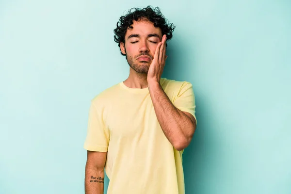 Joven Hombre Caucásico Aislado Sobre Fondo Blanco Cansado Muy Somnoliento — Foto de Stock