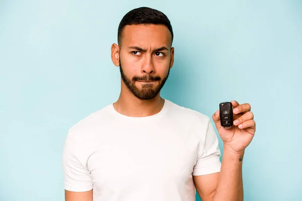 Young Hispanic Man Holding Car Keys Isolated Blue Background Confused — Fotografia de Stock