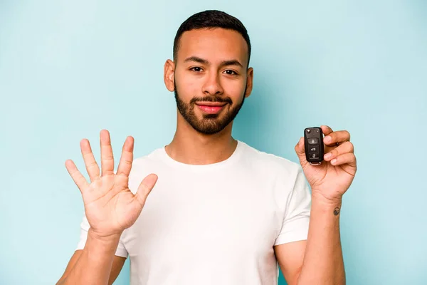 Jovem Hispânico Homem Segurando Carro Chaves Isolado Azul Fundo Sorrindo — Fotografia de Stock