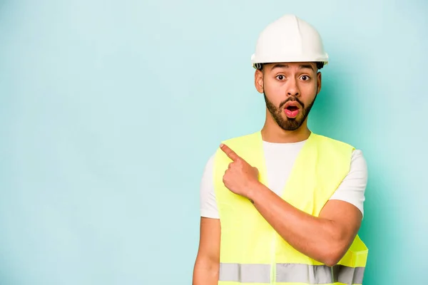 Young Laborer Hispanic Man Isolated Blue Background Pointing Side — 스톡 사진