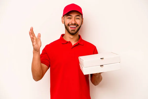 Young Hispanic Delivery Man Holding Pizzas Isolated White Background Receiving — ストック写真