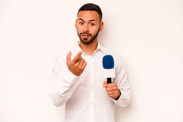 Jonge Latijns Amerikaanse Presentator Geïsoleerd Blauwe Achtergrond Wijzend Met Vinger — Stockfoto