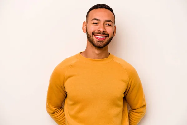 Jovem Hispânico Isolado Fundo Branco Feliz Sorridente Alegre — Fotografia de Stock