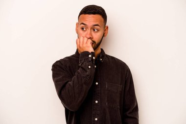 Beyaz arka planda izole edilmiş, tırnak yiyen, gergin ve endişeli genç bir adam..