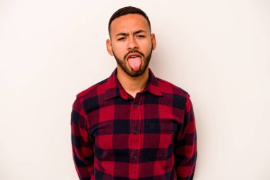 Beyaz arka planda izole edilmiş genç bir İspanyol komik ve dost canlısı bir dil uzatıyor..