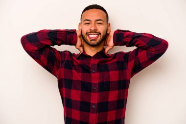 Beyaz arka planda izole edilmiş genç bir İspanyol sabit yaşam tarzından dolayı boyun ağrısı çekiyor..