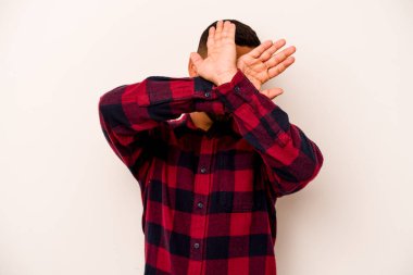 Beyaz arka planda izole edilmiş genç İspanyol adam iki kolu çapraz tutuyor, inkar kavramı.