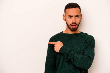 Beyaz arka planda izole edilmiş genç bir İspanyol yan tarafı gösteriyor.