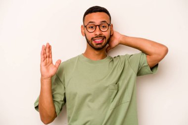 Beyaz arka planda izole edilmiş genç bir İspanyol öfkeyle bağırıyor..