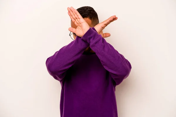 Young Hispanic Man Isolated White Background Keeping Two Arms Crossed — ストック写真