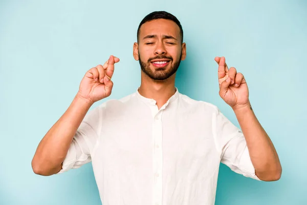 Junger Hispanischer Mann Auf Blauem Hintergrund Isoliert Und Drückt Dem — Stockfoto