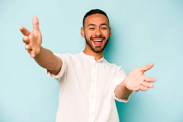 Jonge Latino Man Geïsoleerd Blauwe Achtergrond Voelt Vertrouwen Het Geven — Stockfoto