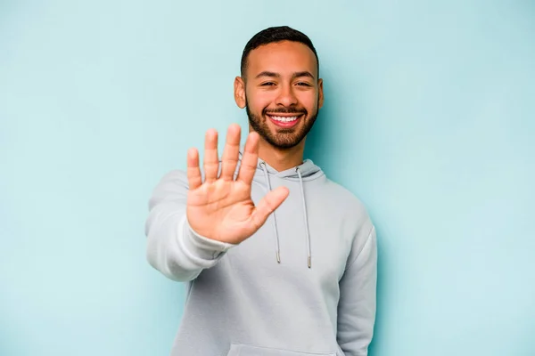 Jovem Hispânico Homem Isolado Fundo Azul Sorrindo Alegre Mostrando Número — Fotografia de Stock