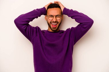 Beyaz arka planda izole edilmiş genç bir İspanyol bağırıyor, çok heyecanlı, tutkulu, bir şeyden memnun..