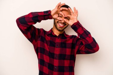 Beyaz arka planda izole edilmiş genç İspanyol adam gözlerinde iyi işaretler gösteriyor.