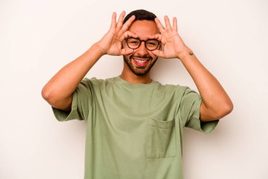 Beyaz arka planda izole edilmiş genç bir İspanyol heyecanlı, tamam mı?.