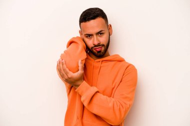 Beyaz arka planda izole edilmiş genç İspanyol bir adam stresten dolayı boynu ağrıyor, masaj yapıyor ve elle dokunuyor..