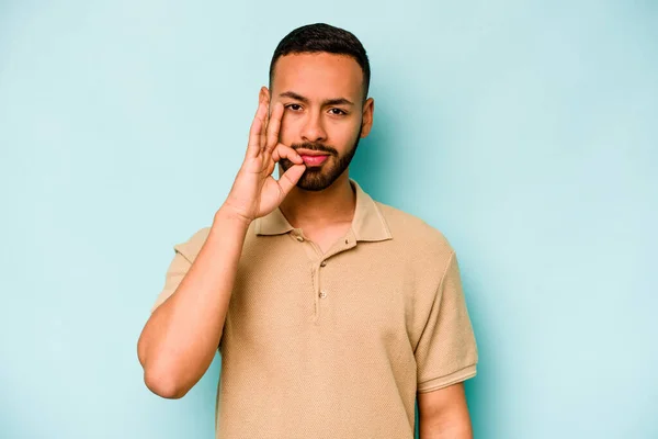 Joven Hispano Aislado Sobre Fondo Azul Con Dedos Los Labios —  Fotos de Stock