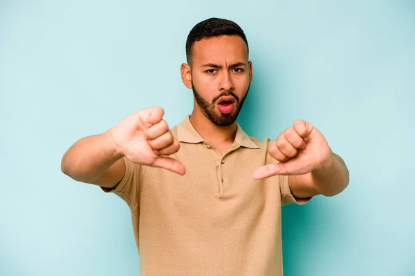 Junger Hispanischer Mann Auf Blauem Hintergrund Isoliert Zeigt Daumen Nach — Stockfoto