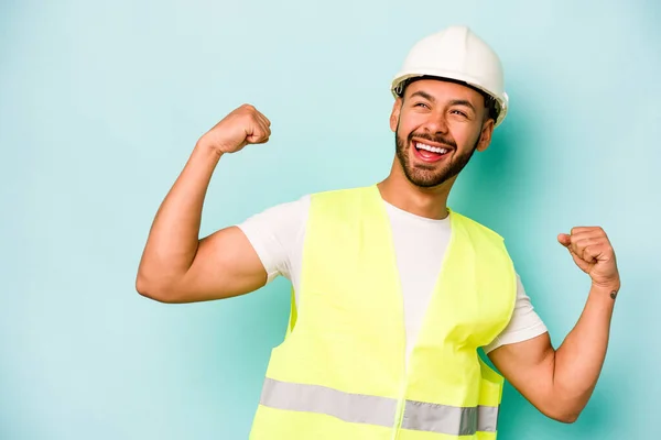 Young Laborer Hispanic Man Isolated Blue Background Raising Fist Victory — Stock Photo, Image