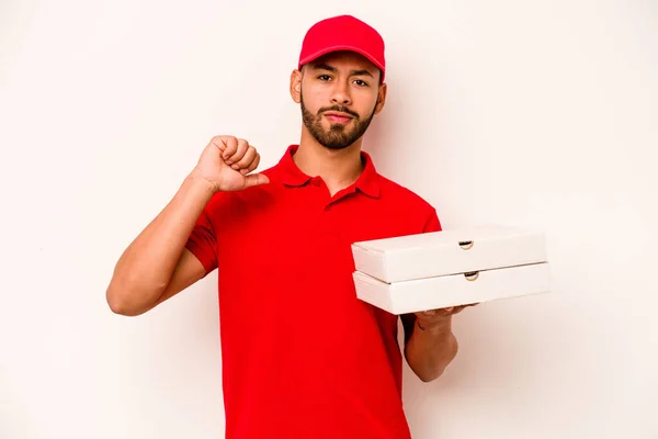 白い背景に隔離されたピザを保持若いヒスパニック系の配達人は誇りと自信を感じています 次の例に従うこと — ストック写真