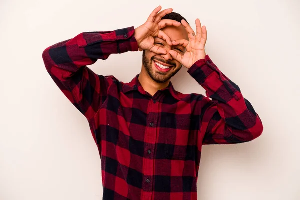 Giovane Uomo Ispanico Isolato Sfondo Bianco Mostrando Segno Sopra Gli — Foto Stock