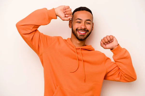 Jonge Spaanse Man Geïsoleerd Witte Achtergrond Vieren Een Speciale Dag — Stockfoto